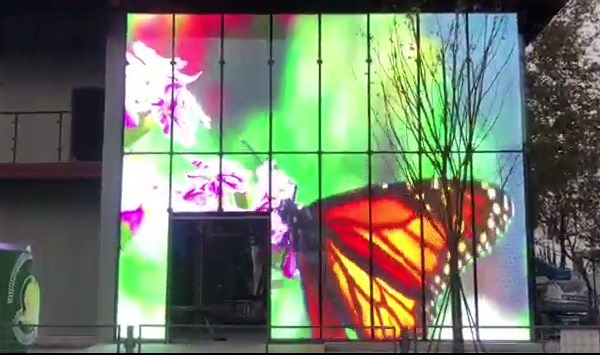 LED透明贴膜屏亮相南京市浦口区临江路浦口码头火车站